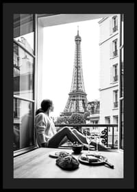 Czarno-białe zdjęcie kobiety przy otwartym oknie z widokiem na Wieżę Eiffla-4