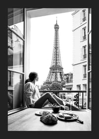 Czarno-białe zdjęcie kobiety przy otwartym oknie z widokiem na Wieżę Eiffla-5