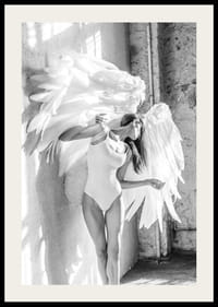 Zwart-witfoto van vrouw met grote witte engelenvleugels-2