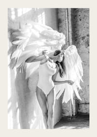 Zwart-witfoto van vrouw met grote witte engelenvleugels-3