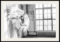 Čiernobiela fotografia ženy s veľkými anjelskými krídlami pri okne-2