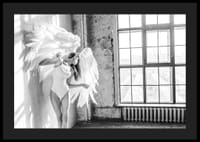 Čiernobiela fotografia ženy s veľkými anjelskými krídlami pri okne-4