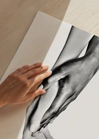 Svartvitt fotografi av två händer i kontrasterande toner-3