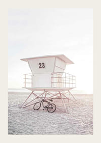 Zdjęcie białej wieży ratownika na piaszczystej plaży w miękkim świetle-3