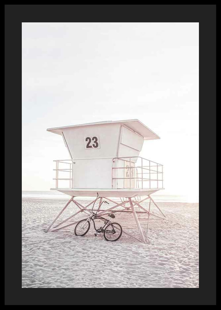 Zdjęcie białej wieży ratownika na piaszczystej plaży w miękkim świetle-12