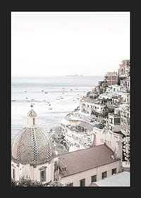 Fotografi av pastellfärgade hus i Positano vid havet-5