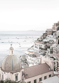 Fotografi av pastellfärgade hus i Positano vid havet-7