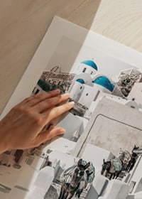 Fotografi av åsnor på stenstig bland vita hus i Santorini i Egeiska havet-9