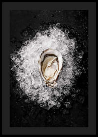 Primer plano de una ostra abierta sobre hielo picado contra un fondo negro-4