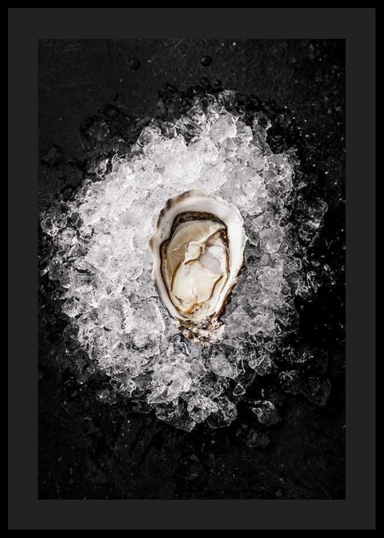 Primer plano de una ostra abierta sobre hielo picado contra un fondo negro-12