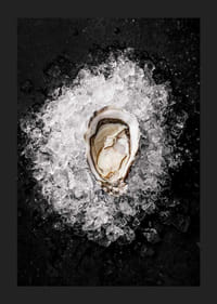 Primer plano de una ostra abierta sobre hielo picado contra un fondo negro-5