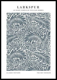 Grafisches, dichtes Muster mit stilisierten Ritterspornblüten und schmalen, geschwungenen Blättern in Blaugrau und hellen Tönen auf hellem Untergrund-0