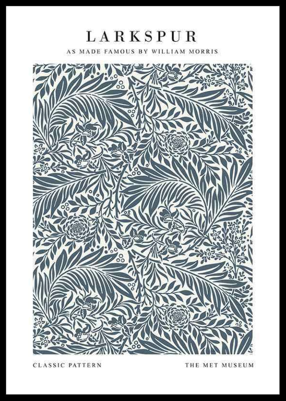 Grafisches, dichtes Muster mit stilisierten Ritterspornblüten und schmalen, geschwungenen Blättern in Blaugrau und hellen Tönen auf hellem Untergrund-12