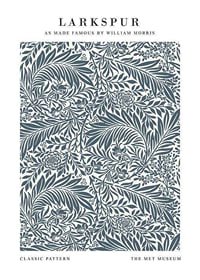 Grafisches, dichtes Muster mit stilisierten Ritterspornblüten und schmalen, geschwungenen Blättern in Blaugrau und hellen Tönen auf hellem Untergrund-1