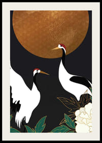 Illustration av två tranor mot mörk bakgrund med stor guldsol-2