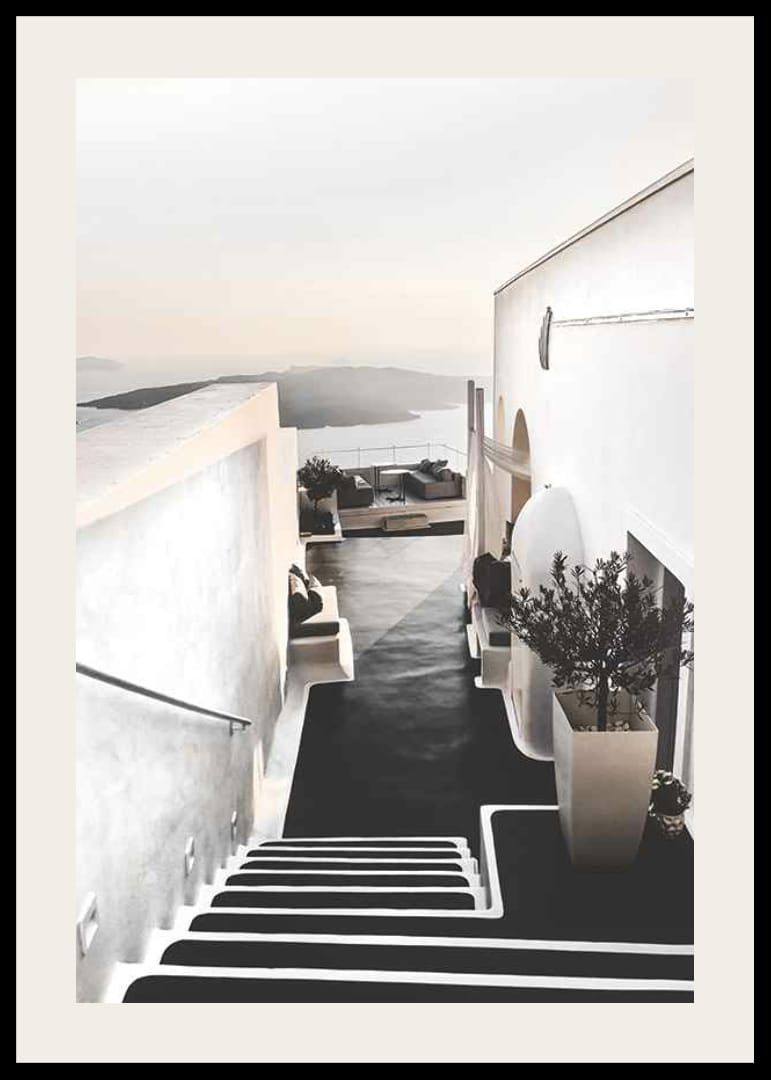 Witgekalkte trap op Santorini met uitzicht op zee-12