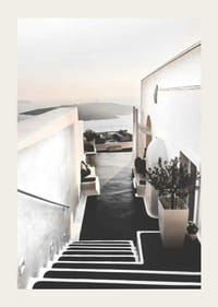 Witgekalkte trap op Santorini met uitzicht op zee-3