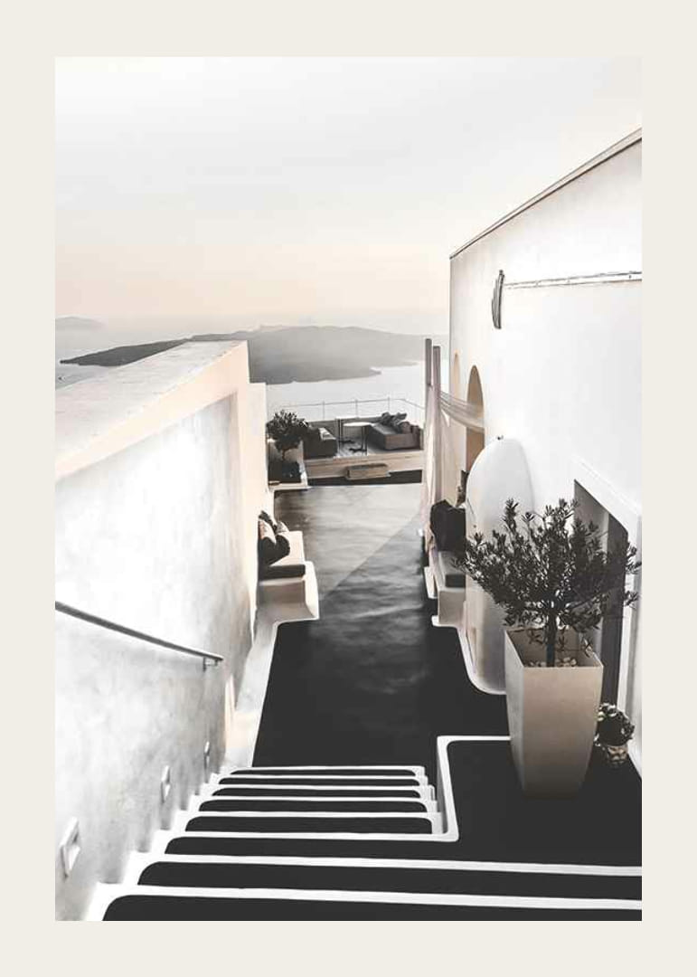 Witgekalkte trap op Santorini met uitzicht op zee-12