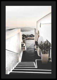 Witgekalkte trap op Santorini met uitzicht op zee-4