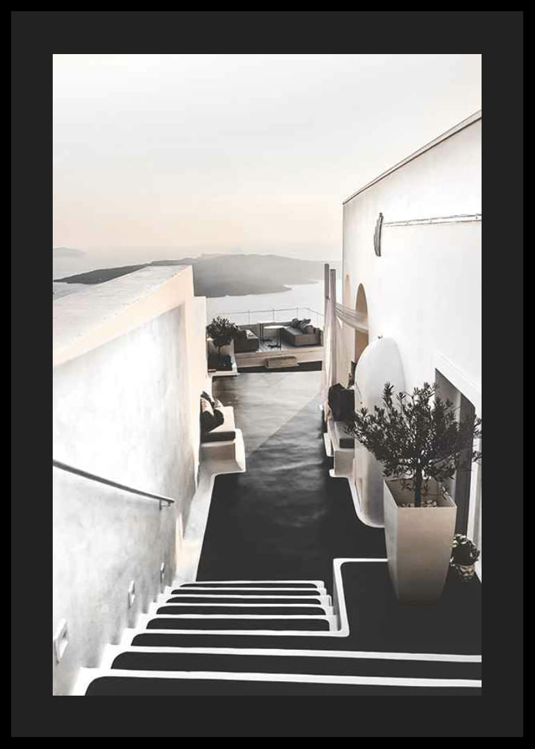 Witgekalkte trap op Santorini met uitzicht op zee-12