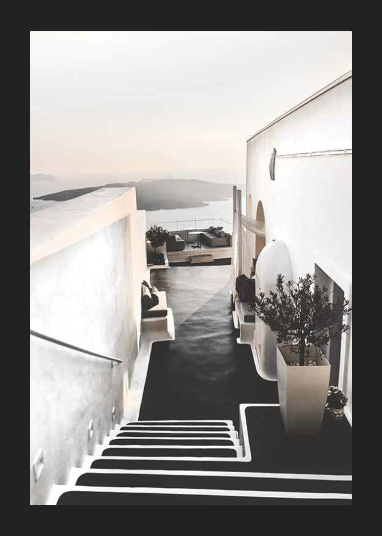 Witgekalkte trap op Santorini met uitzicht op zee-12