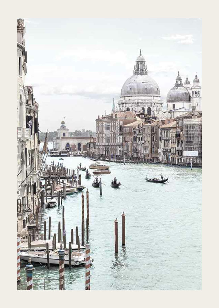 Vista fotográfica dos canais de Veneza com gôndolas e cúpula-12