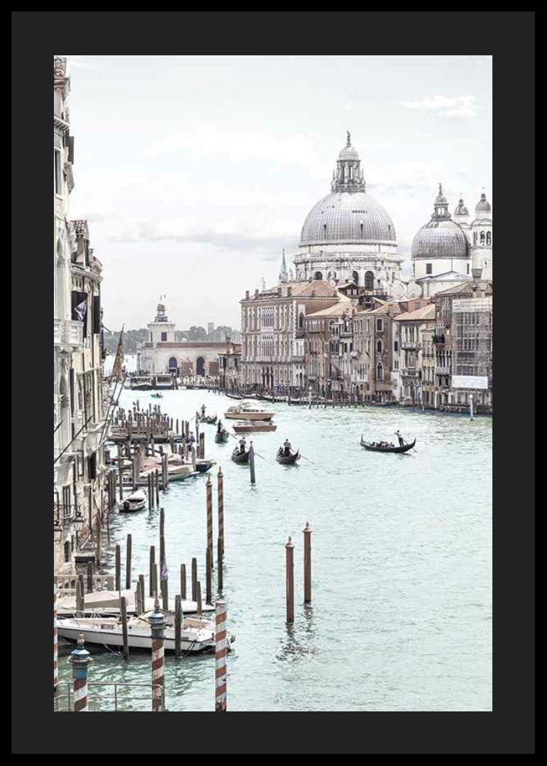 Vista fotográfica dos canais de Veneza com gôndolas e cúpula-12