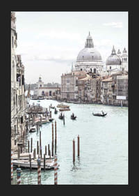 Vista fotográfica dos canais de Veneza com gôndolas e cúpula-5