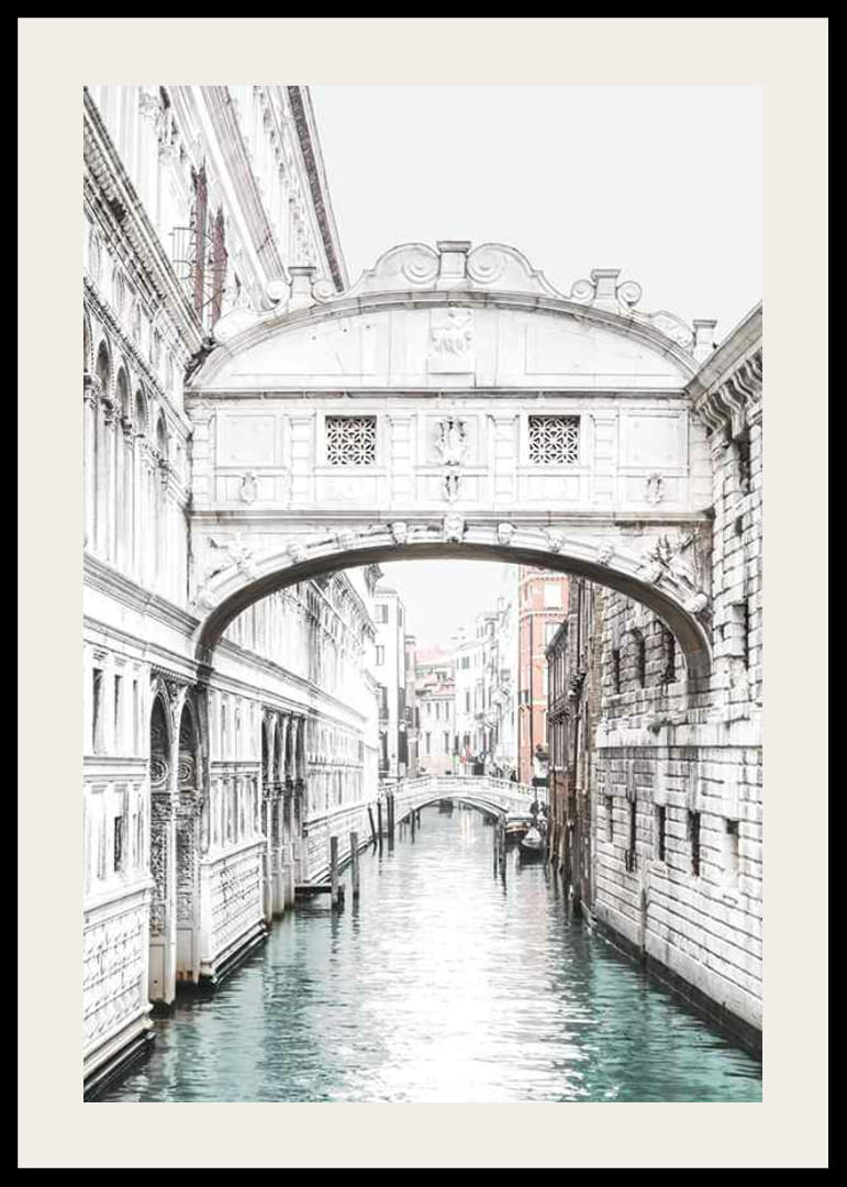 Valokuva-aihe Ponte dei Sospirista kanavan yllä Venetsiassa-12