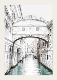 Valokuva-aihe Ponte dei Sospirista kanavan yllä Venetsiassa-3