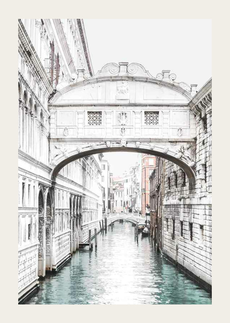 Valokuva-aihe Ponte dei Sospirista kanavan yllä Venetsiassa-12