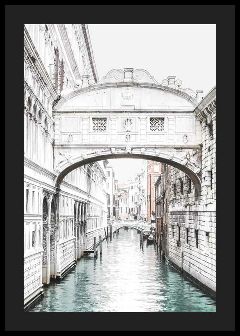 Valokuva-aihe Ponte dei Sospirista kanavan yllä Venetsiassa-12