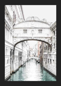 Valokuva-aihe Ponte dei Sospirista kanavan yllä Venetsiassa-5