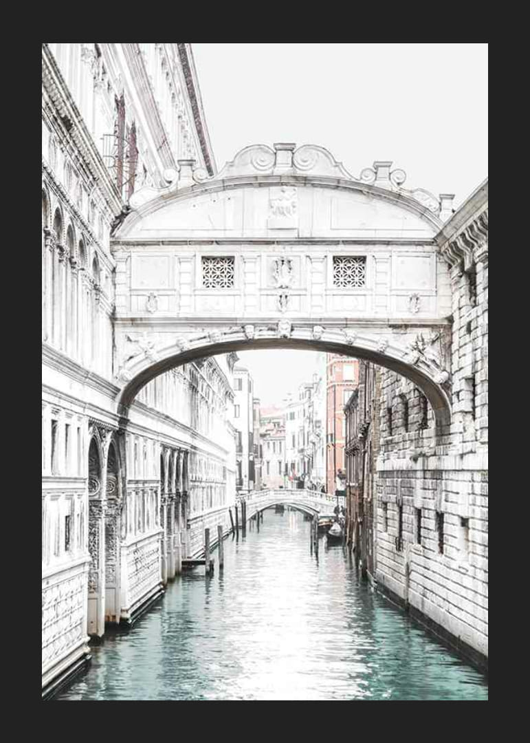 Valokuva-aihe Ponte dei Sospirista kanavan yllä Venetsiassa-12