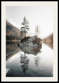 Fotografia de uma pequena ilha com árvores em um lago espelhado, cores de outono-2