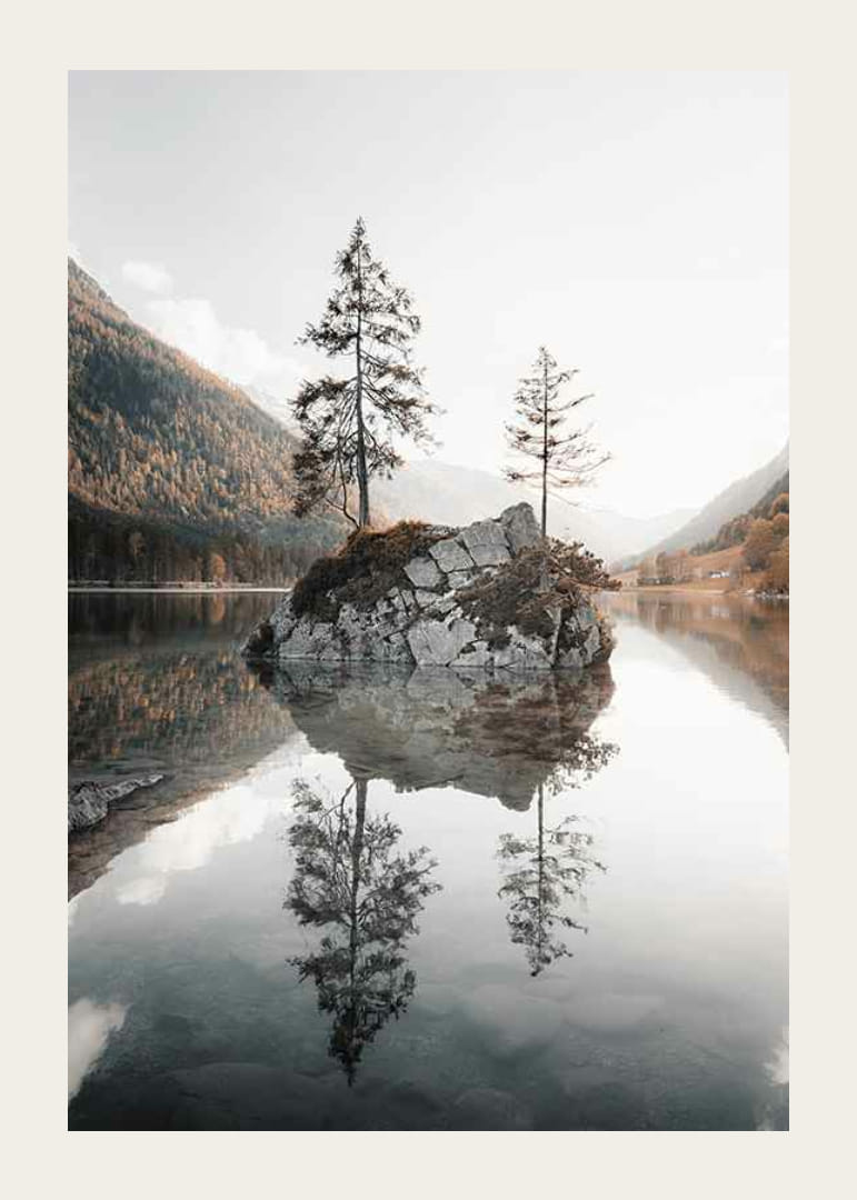 Fotografia de uma pequena ilha com árvores em um lago espelhado, cores de outono-12