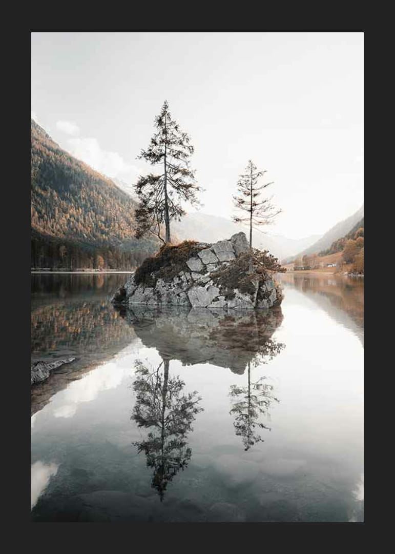 Fotografia de uma pequena ilha com árvores em um lago espelhado, cores de outono-12