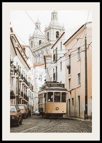 Foto van een gele tram op een smalle geplaveide straat in Lissabon-2