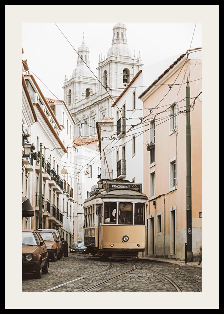 Foto van een gele tram op een smalle geplaveide straat in Lissabon-12