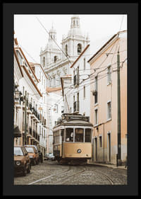 Foto van een gele tram op een smalle geplaveide straat in Lissabon-4