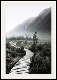 Photographie d'une passerelle sinueuse à travers un paysage brumeux-2