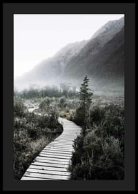 Photographie d'une passerelle sinueuse à travers un paysage brumeux-4