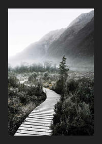 Photographie d'une passerelle sinueuse à travers un paysage brumeux-5