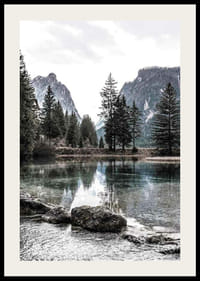 Fotografia di paesaggio alpino con abeti e lago limpido-2