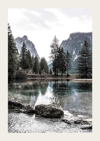 Fotografia di paesaggio alpino con abeti e lago limpido-3