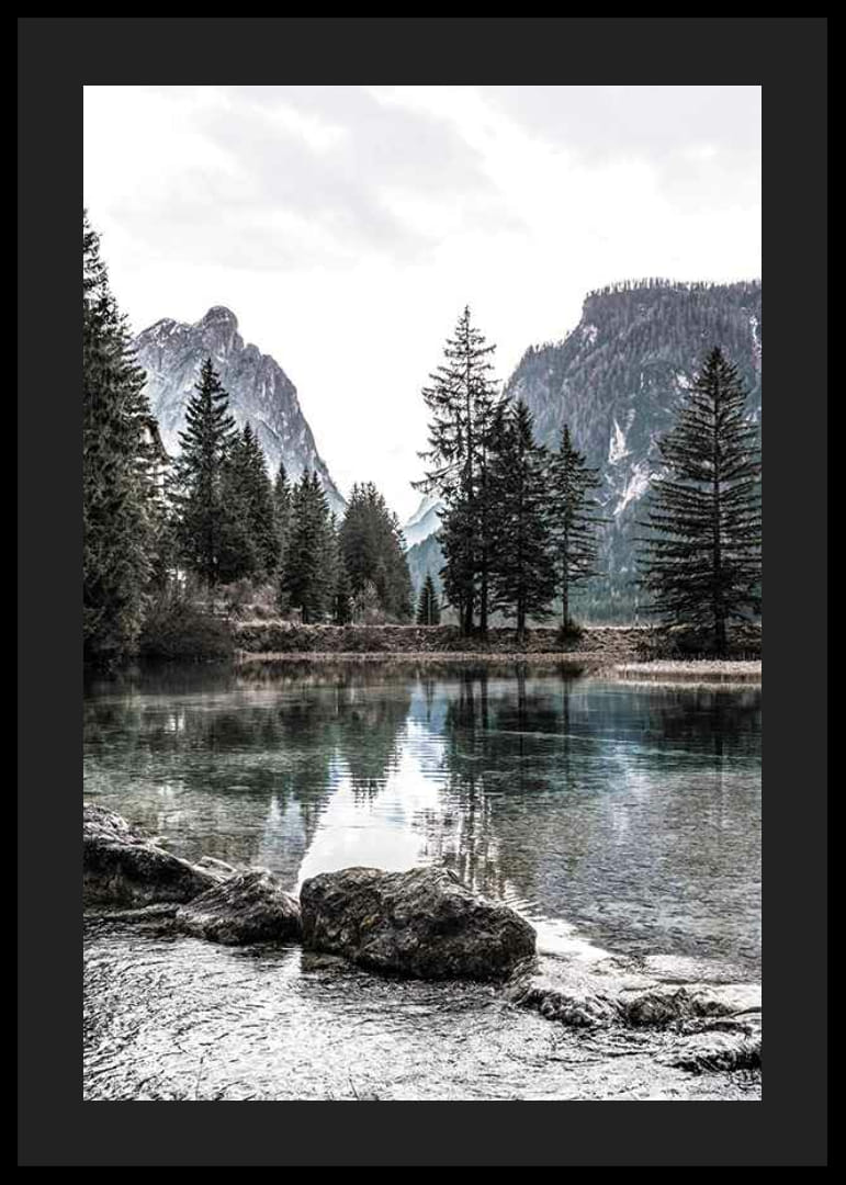 Fotografia di paesaggio alpino con abeti e lago limpido-12