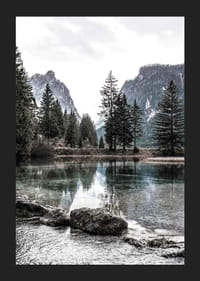 Fotografia di paesaggio alpino con abeti e lago limpido-5