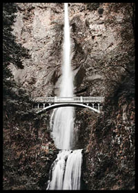 Fotografischer Wasserfall mit weißer Brücke zwischen herbstlich gefärbten Bäumen-6