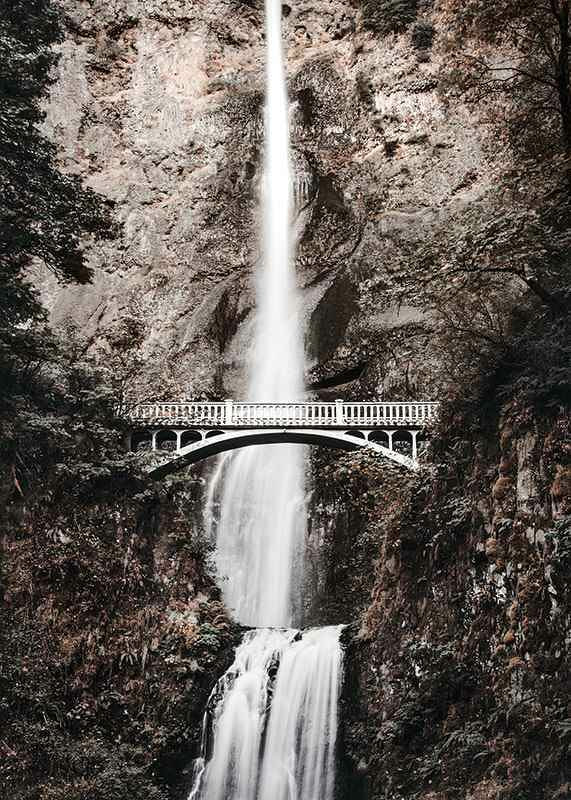 Fotografischer Wasserfall mit weißer Brücke zwischen herbstlich gefärbten Bäumen-12