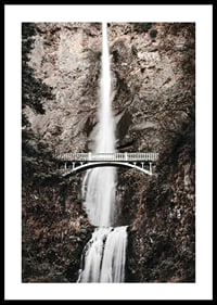 Fotografischer Wasserfall mit weißer Brücke zwischen herbstlich gefärbten Bäumen-0